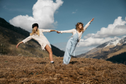 Vêtements Barbour portés en extérieur pour un shooting lifestyle dans les Pyrénées