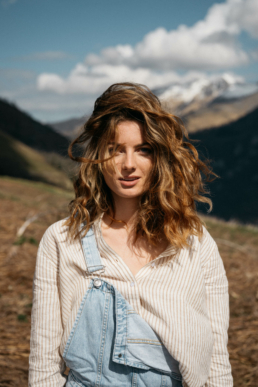Vêtements Barbour portés en extérieur pour un shooting lifestyle dans les Pyrénées