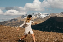 Vêtements Barbour portés en extérieur pour un shooting lifestyle dans les Pyrénées