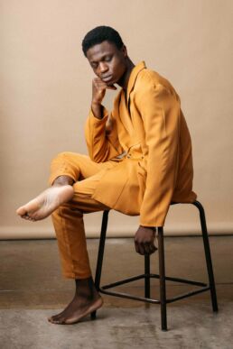 Découvrez ce shooting artistique de mode en studio. Clément Herbaux, photographe professionnel, capture l’essence des vêtements artisanaux et leur qualité à travers son regard singulier.