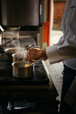 Chef préparant un plat au restaurant La Maison de l’Horloge Orthez