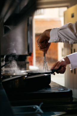 Chef en action dans la cuisine du restaurant La Maison de l’Horloge Orthez