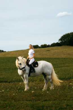 Tapis de selle Balzane en velours artisanal sur cheval