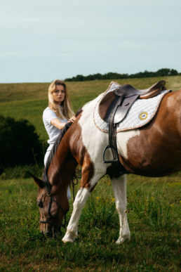 Tapis de selle Balzane sur son cheval de concours