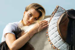 Tapis de selle Balzane avec sa cavalière.