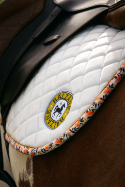Détail artisanal tapis de selle Balzane brodé main