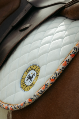 Détail photo des broderies de tapis de selle Balzane.