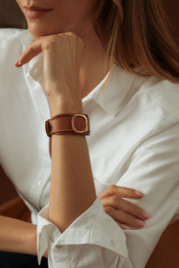 Photographie studio d'un détail de bracelet en cuir marron clair de la marque Erro.