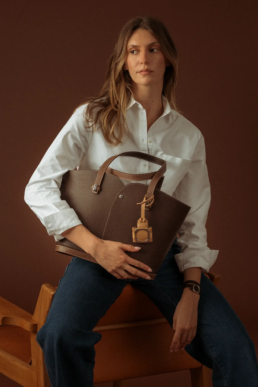 Photographie studio pour du e-commerce d'un modèle femme avec un sac à main de la marque Erro.