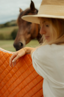 Photographie d'ambiance, montrant les valeurs de la marque de tapis de selle Balzane.