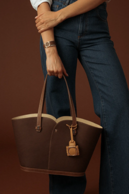 Photographie studio d'un sac en cuir marron foncé de la nouvelle collection de la marque Erro.