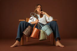 Photographie studio de la gamme de couleurs des sacs de la marque Erro pour leur collection 2026.