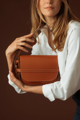 Photographie studio e-commerce d'un sac à main en cuir marron de la marque ERRO