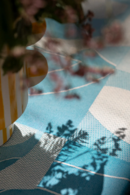 Photographie du linge basque de la nouvelle collection des Tissages Moutet, dans une ambiance estivale.